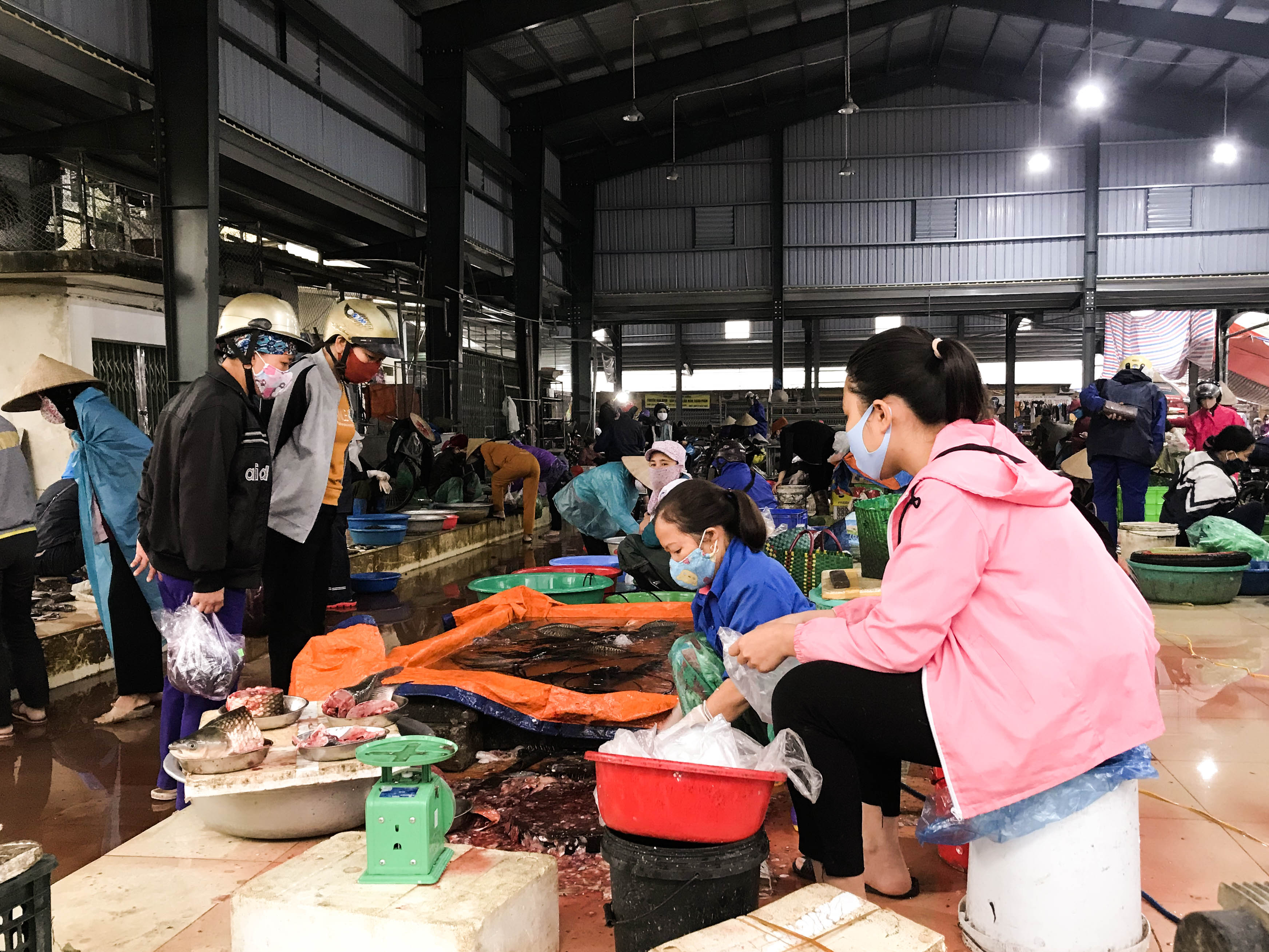 Nhiều quầy hàng không cần thiết tại các chợ tự động nghỉ bán, tiểu thương nâng cao ý thức phòng dịch: "Nếu khách hàng không đeo khẩu trang thì tôi cũng từ chối bán" - Ảnh 8. Nhiều quầy hàng không cần thiết tại các chợ tự động nghỉ bán, tiểu thương nâng cao ý thức phòng dịch: "Nếu khách hàng không đeo khẩu trang thì tôi cũng từ chối bán" - Ảnh 8.