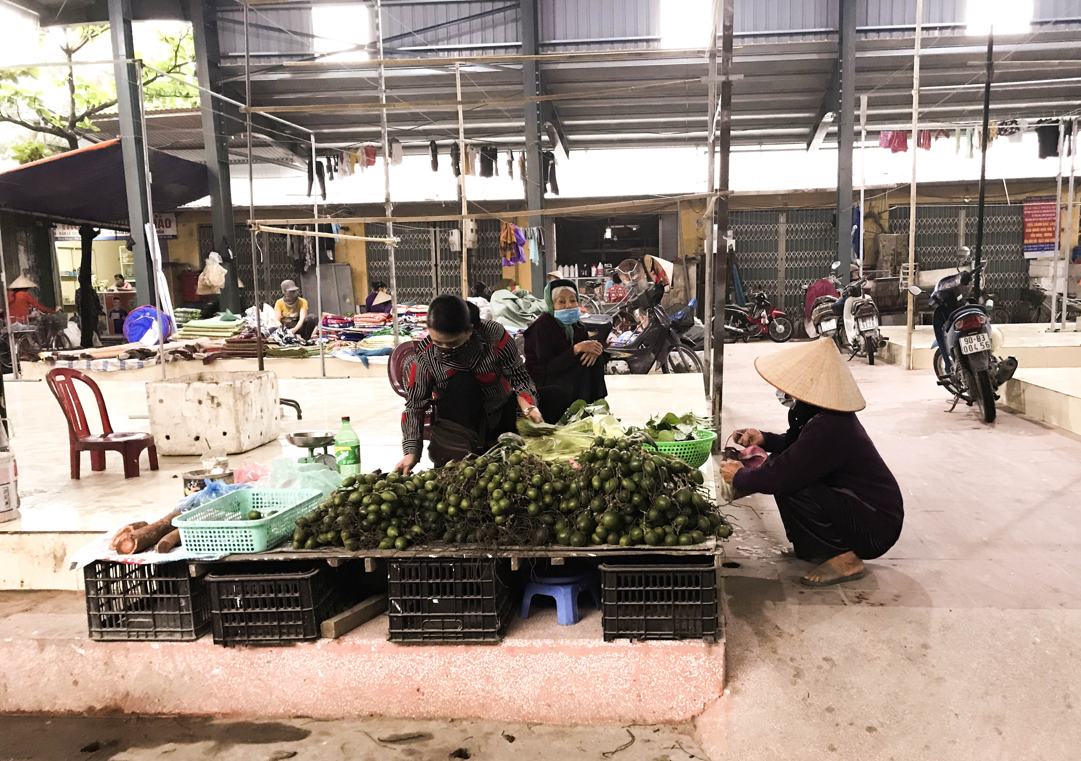 Nhiều quầy hàng không cần thiết tại các chợ tự động nghỉ bán, tiểu thương nâng cao ý thức phòng dịch: "Nếu khách hàng không đeo khẩu trang thì tôi cũng từ chối bán" - Ảnh 9. Nhiều quầy hàng không cần thiết tại các chợ tự động nghỉ bán, tiểu thương nâng cao ý thức phòng dịch: "Nếu khách hàng không đeo khẩu trang thì tôi cũng từ chối bán" - Ảnh 9.