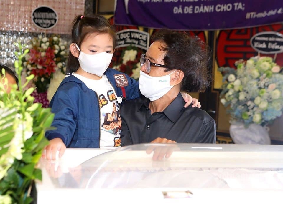 Đứng bên di ảnh của mẹ, con gái Mai Phương ngơ ngác hỏi ông ngoại 1 câu khiến những ai nấy không kìm được nước mắt - Ảnh 1. Đứng bên di ảnh của mẹ, con gái Mai Phương ngơ ngác hỏi ông ngoại 1 câu khiến những ai nấy không kìm được nước mắt - Ảnh 1.