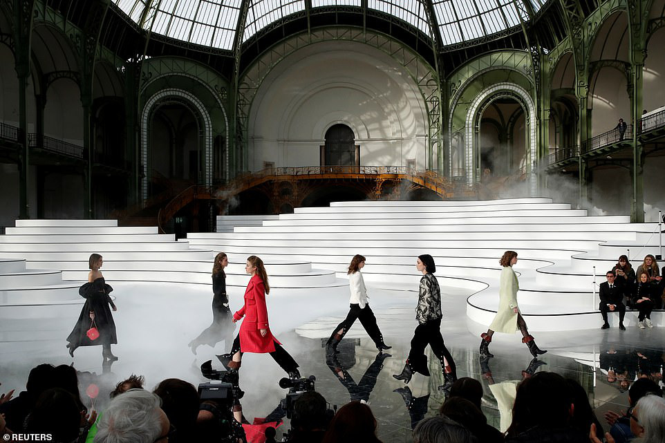 Sàn catwalk tráng gương dài tận 340 mét của Chanel hoành tráng nhưng không khiến giới mộ điệu “wow” như mùa rồi - Ảnh 1.