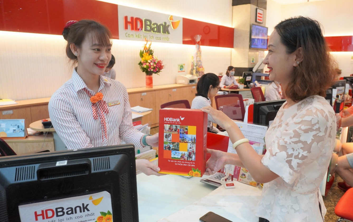 Mừng 8/3, HDBank trao gửi ngàn quà tặng yêu thương đến phái đẹp - Ảnh 1.
