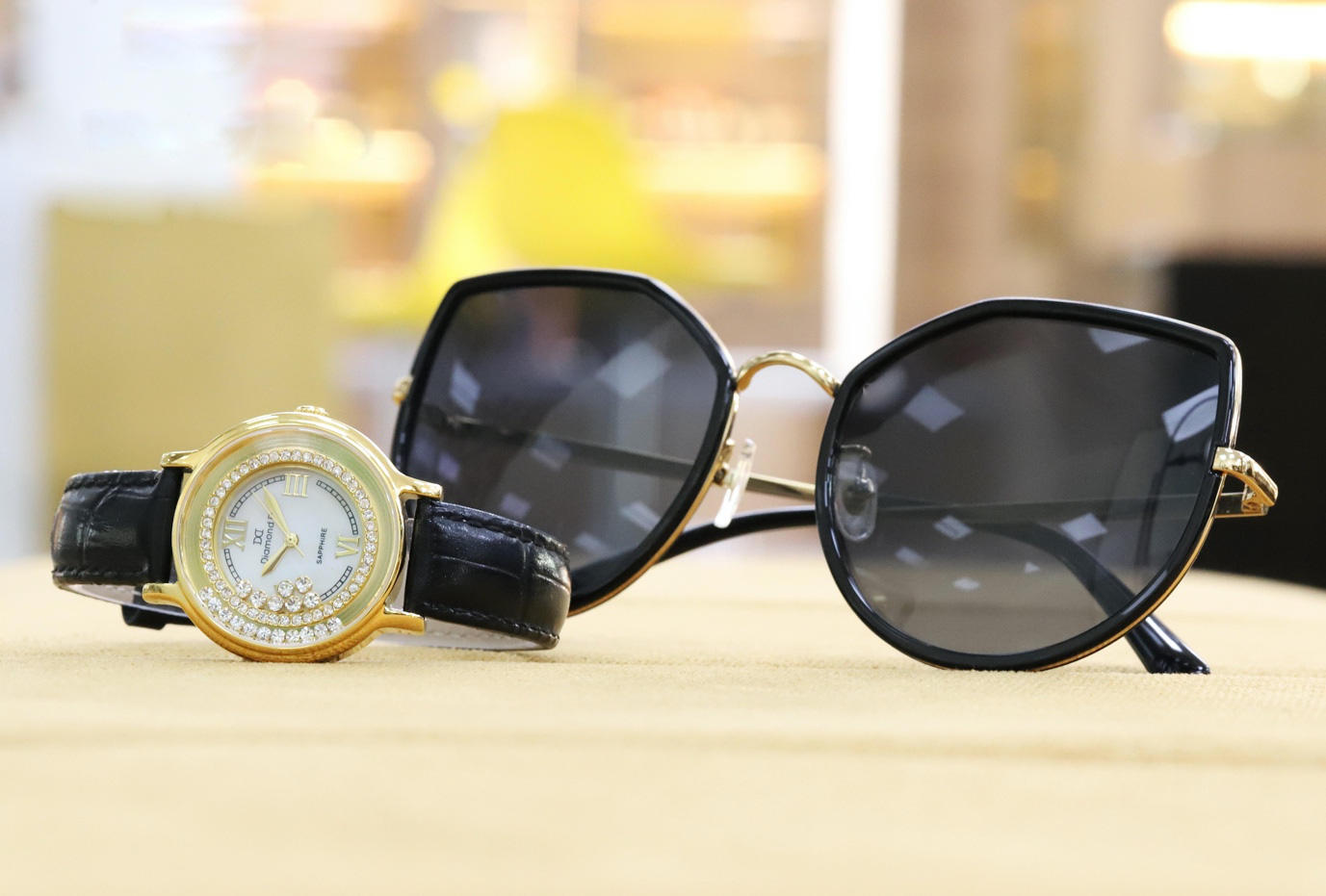 Chọn quà tặng đốn tim nàng với những mẫu Đồng hồ, kính mắt giảm giá đến 50% - Ảnh 1.