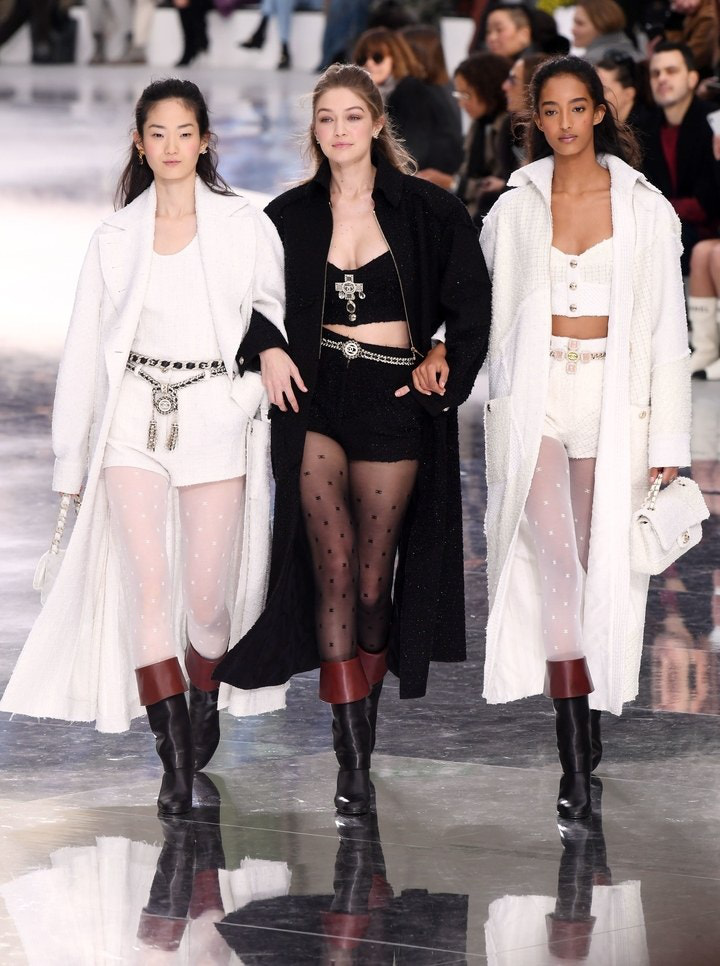 Sàn catwalk tráng gương dài tận 340 mét của Chanel hoành tráng nhưng không khiến giới mộ điệu “wow” như mùa rồi - Ảnh 5.