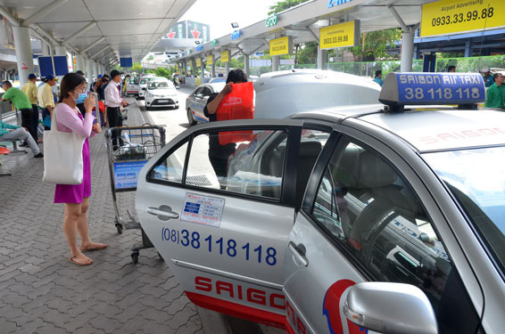 Miễn ph&iacute; xe ra v&agrave;o s&acirc;n bay 10 ph&uacute;t: Kh&oacute; khả thi! - Ảnh 1.