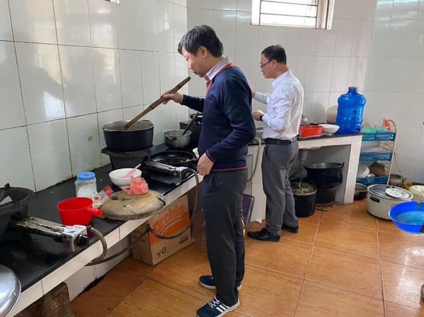 Hồi ức Sơn Lôi: "21 ngày đóng chốt cách ly, 20 ca sinh nở mẹ tròn con vuông, bác sĩ và những giây phút căng thẳng tột độ" - Ảnh 2. Hồi ức Sơn Lôi: "21 ngày đóng chốt cách ly, 20 ca sinh nở mẹ tròn con vuông, bác sĩ và những giây phút căng thẳng tột độ" - Ảnh 2.