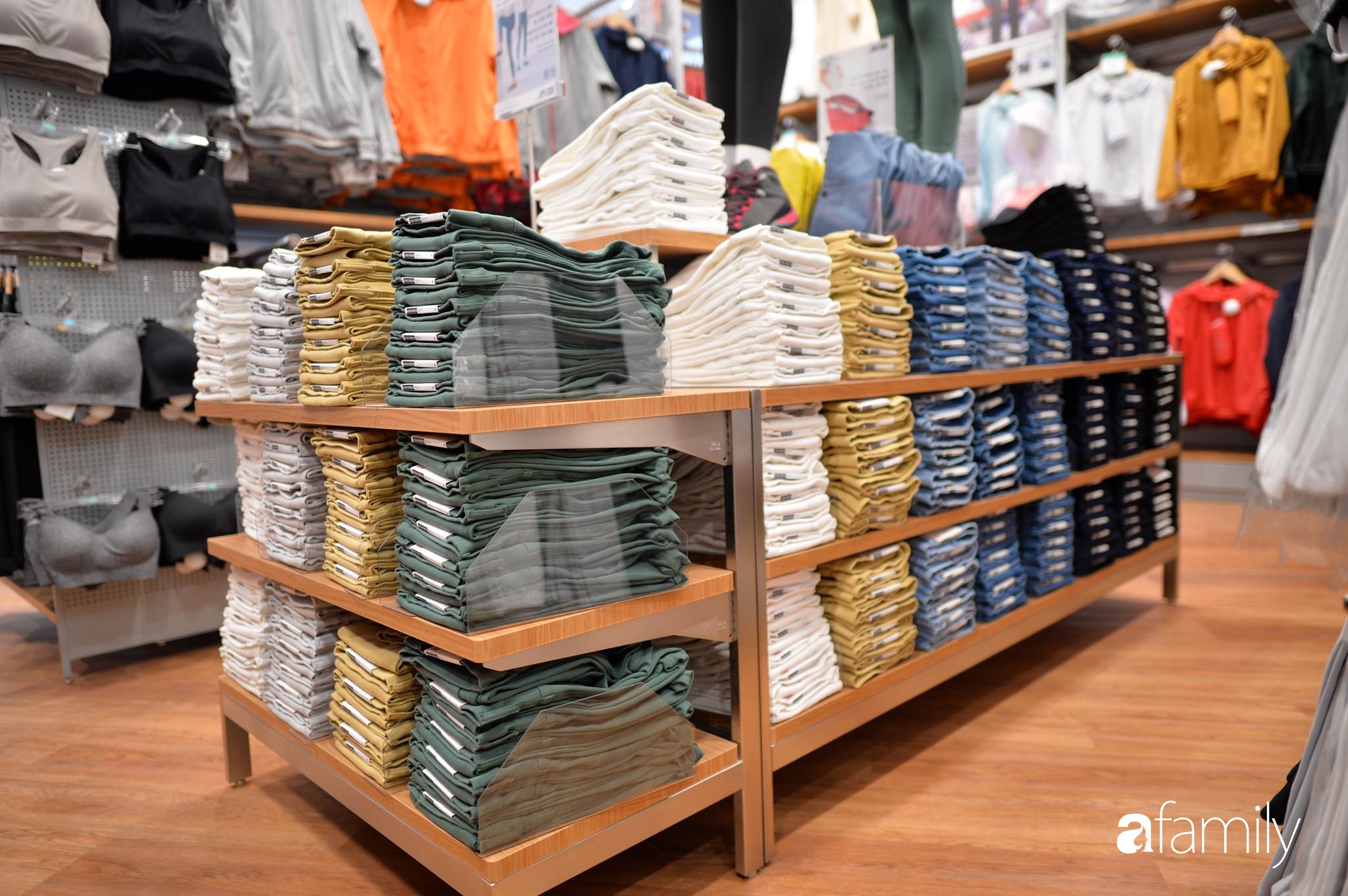 Đột nhập store UNIQLO trước khai trương: Sờ tận tay BST kết hợp cùng cựu Giám đốc sáng tạo Hermès, tưởng đắt hoá ra chỉ 249k  - Ảnh 10.