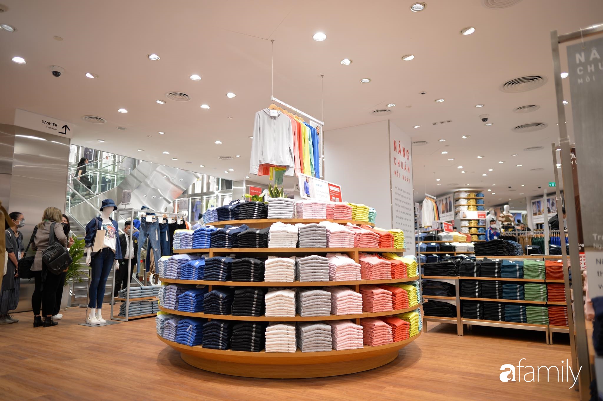 Đột nhập store UNIQLO trước khai trương: Sờ tận tay BST kết hợp cùng cựu Giám đốc sáng tạo Hermès, tưởng đắt hoá ra chỉ 249k  - Ảnh 13.