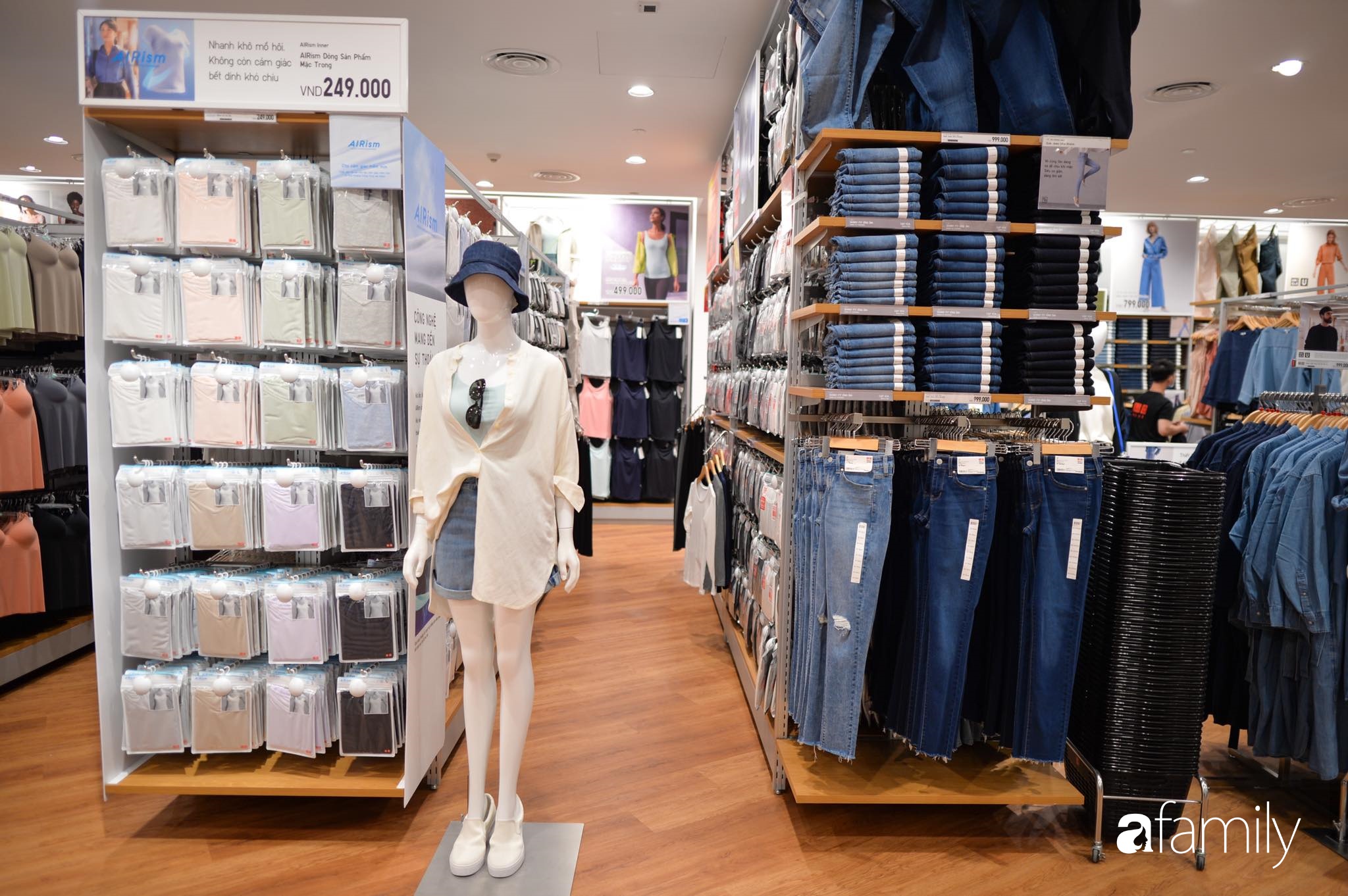 Đột nhập store UNIQLO trước khai trương: Sờ tận tay BST kết hợp cùng cựu Giám đốc sáng tạo Hermès, tưởng đắt hoá ra chỉ 249k  - Ảnh 11.