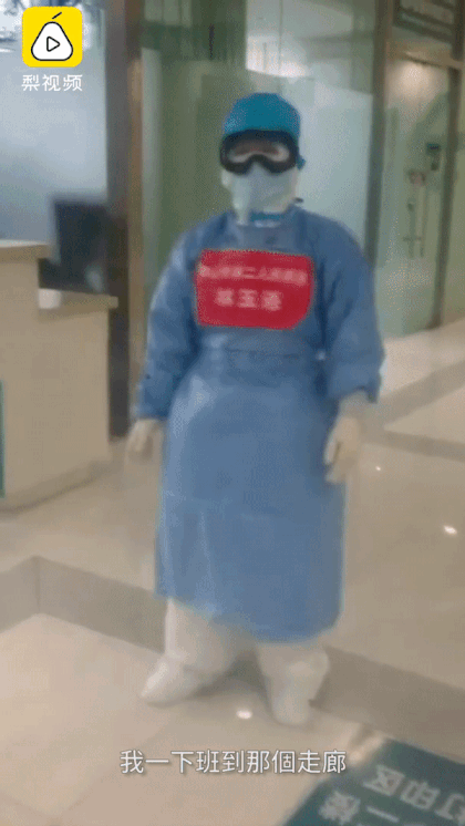 Nghe tin có món súp gà trong bữa tối, nữ y tá vùng dịch phấn khích đến mức nhảy "chicken dance" khắp hành lang - Ảnh 1. Nghe tin có món súp gà trong bữa tối, nữ y tá vùng dịch phấn khích đến mức nhảy "chicken dance" khắp hành lang - Ảnh 1.