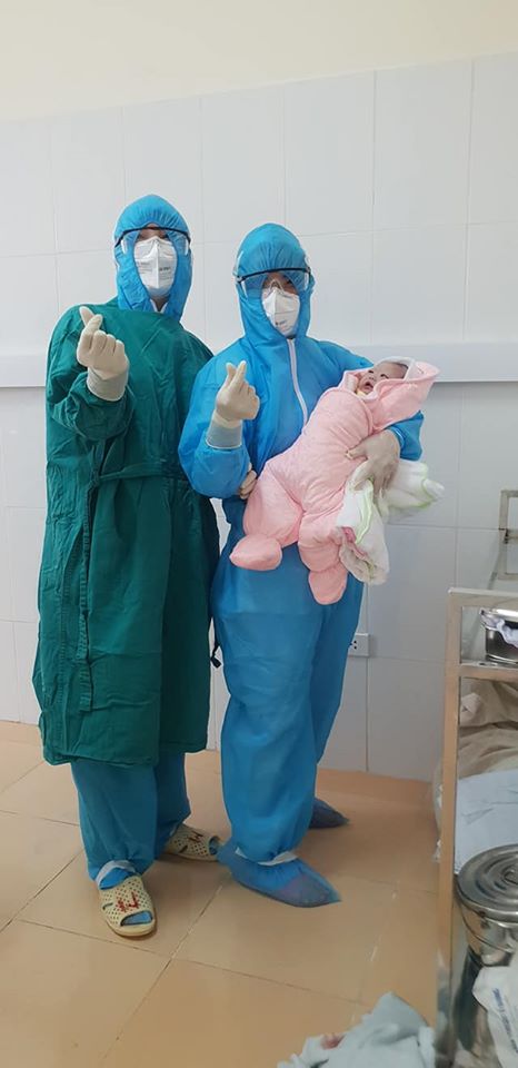 Em bé nặng 3,1 kg chào đời trong khu cách ly dịch Covid-19 tại Bệnh viện Đa khoa huyện Thạch Thất - Ảnh 2.