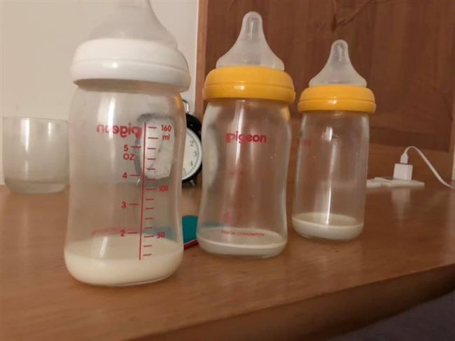 Lần nào uống sữa con cũng để lại 30ml, biết được lý do bà mẹ - Ảnh 2.