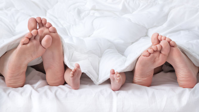 Bị con gái 4 tuổi bắt gặp cảnh bố mẹ đang mặn nồng, người cha phản ứng thông minh giúp con hết tò mò thắc mắc - Ảnh 1. Bé gái 4 tuổi bắt gặp bố mẹ đang mặn nồng, người cha giải thích đúng một câu là bé hết thắc mắc - Ảnh 1.