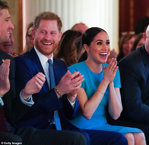 Rơm rớm nước mắt trong sự kiện tái xuất, Meghan Markle bị mỉa mai là giả tạo với gương mặt &quot;biến dạng&quot; khủng khiếp - Ảnh 2.