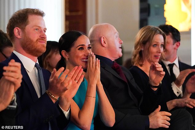 Meghan Markle lại rơm rớm nước mắt trong sự kiện tái xuất nhưng bị mỉa mai là giả tạo với gương mặt &quot;biến dạng&quot; khủng khiếp - Ảnh 4.