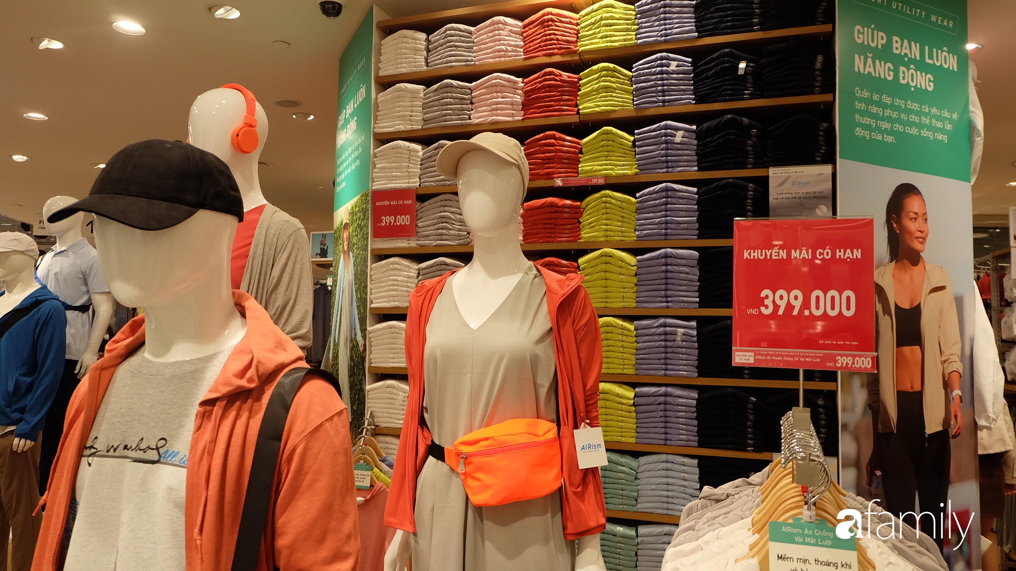 UNIQLO khai trương: Khu áo phông giá từ 249k tấp nập, bất ngờ khi có cả dịch vụ sửa quần - Ảnh 12. UNIQLO khai trương: Khu áo phông giá từ 249k tấp nập, bất ngờ khi có cả dịch vụ sửa quần - Ảnh 12.