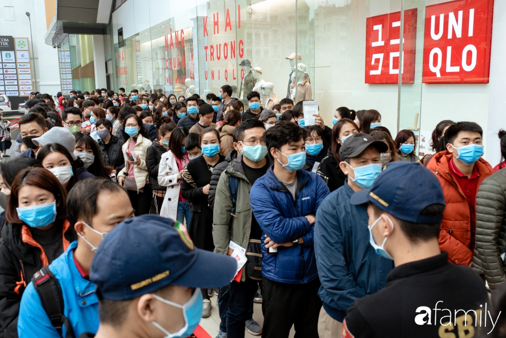 UNIQLO khai trương: Khu áo phông giá từ 249k tấp nập, áo in hình chuột Mickey đội nón lá cầm hoa sen thu hút các bạn trẻ - Ảnh 6. UNIQLO khai trương: Khu áo phông giá từ 249k tấp nập, áo in hình chuột Mickey đội nón lá cầm hoa sen thu hút các bạn trẻ - Ảnh 6.