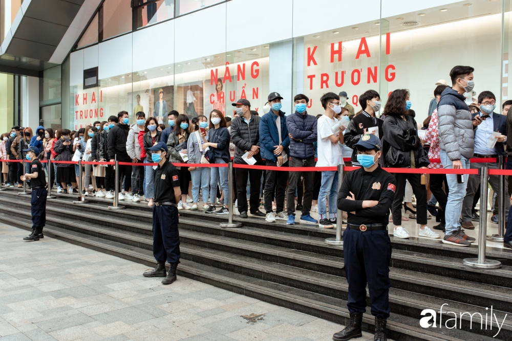 UNIQLO khai trương: Khu áo phông giá từ 249k tấp nập, áo in hình chuột Mickey đội nón lá cầm hoa sen thu hút các bạn trẻ - Ảnh 5. UNIQLO khai trương: Khu áo phông giá từ 249k tấp nập, áo in hình chuột Mickey đội nón lá cầm hoa sen thu hút các bạn trẻ - Ảnh 5.