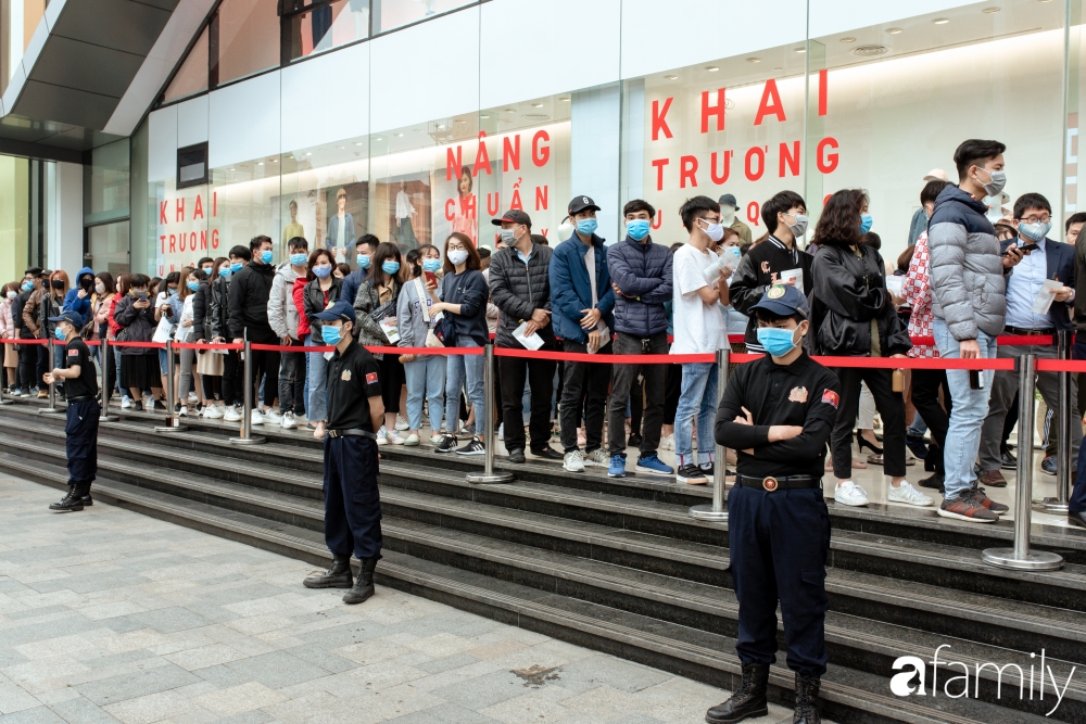 UNIQLO khai trương: Khu áo phông giá từ 249k tấp nập, áo in hình chuột Mickey đội nón lá cầm hoa sen thu hút các bạn trẻ - Ảnh 5.