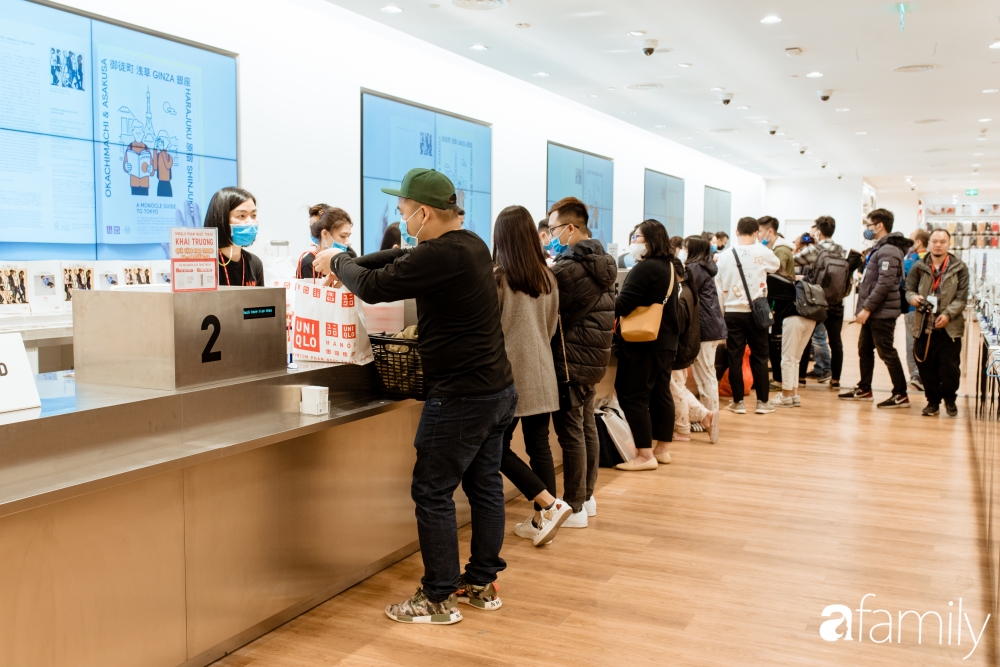 UNIQLO khai trương: Khu áo phông giá từ 249k tấp nập, áo in hình chuột Mickey đội nón lá cầm hoa sen thu hút các bạn trẻ - Ảnh 21. UNIQLO khai trương: Khu áo phông giá từ 249k tấp nập, áo in hình chuột Mickey đội nón lá cầm hoa sen thu hút các bạn trẻ - Ảnh 21.