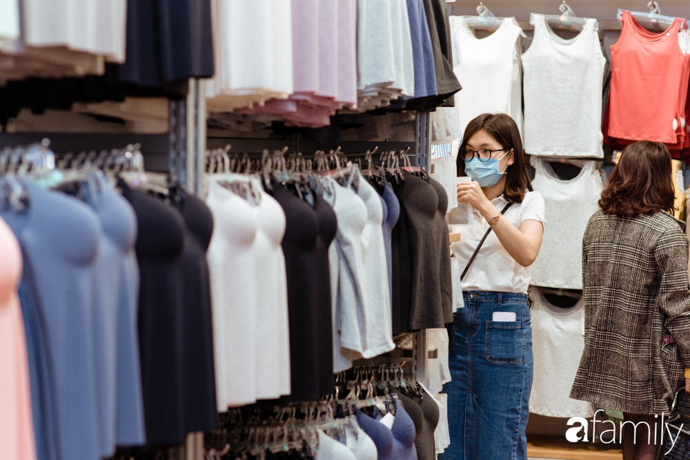 UNIQLO khai trương: Khu áo phông giá từ 249k tấp nập, áo in hình chuột Mickey đội nón lá cầm hoa sen thu hút các bạn trẻ - Ảnh 19. UNIQLO khai trương: Khu áo phông giá từ 249k tấp nập, áo in hình chuột Mickey đội nón lá cầm hoa sen thu hút các bạn trẻ - Ảnh 19.