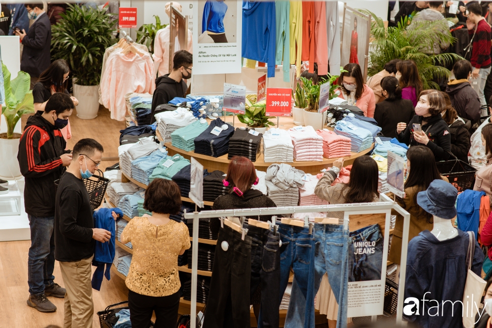 UNIQLO khai trương: Khu áo phông giá từ 249k tấp nập, áo in hình chuột Mickey đội nón lá cầm hoa sen thu hút các bạn trẻ - Ảnh 20. UNIQLO khai trương: Khu áo phông giá từ 249k tấp nập, áo in hình chuột Mickey đội nón lá cầm hoa sen thu hút các bạn trẻ - Ảnh 20.