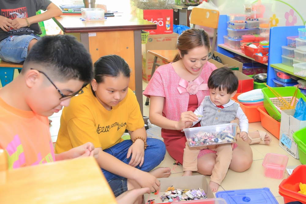 Thanh Thúy bế con trai út đến tặng quà cho trẻ em có hoàn cảnh khó khăn - Ảnh 5.