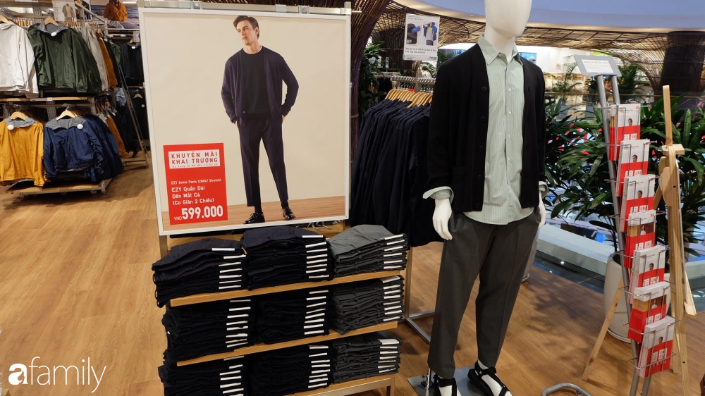 UNIQLO khai trương: Khu áo phông giá từ 249k tấp nập, bất ngờ khi có cả dịch vụ sửa quần - Ảnh 15. UNIQLO khai trương: Khu áo phông giá từ 249k tấp nập, bất ngờ khi có cả dịch vụ sửa quần - Ảnh 15.