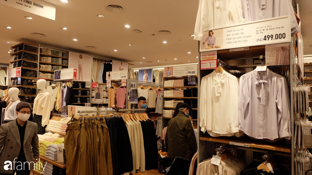 UNIQLO khai trương: Khu áo phông giá từ 249k tấp nập, bất ngờ khi có cả dịch vụ sửa quần - Ảnh 14. UNIQLO khai trương: Khu áo phông giá từ 249k tấp nập, bất ngờ khi có cả dịch vụ sửa quần - Ảnh 14.