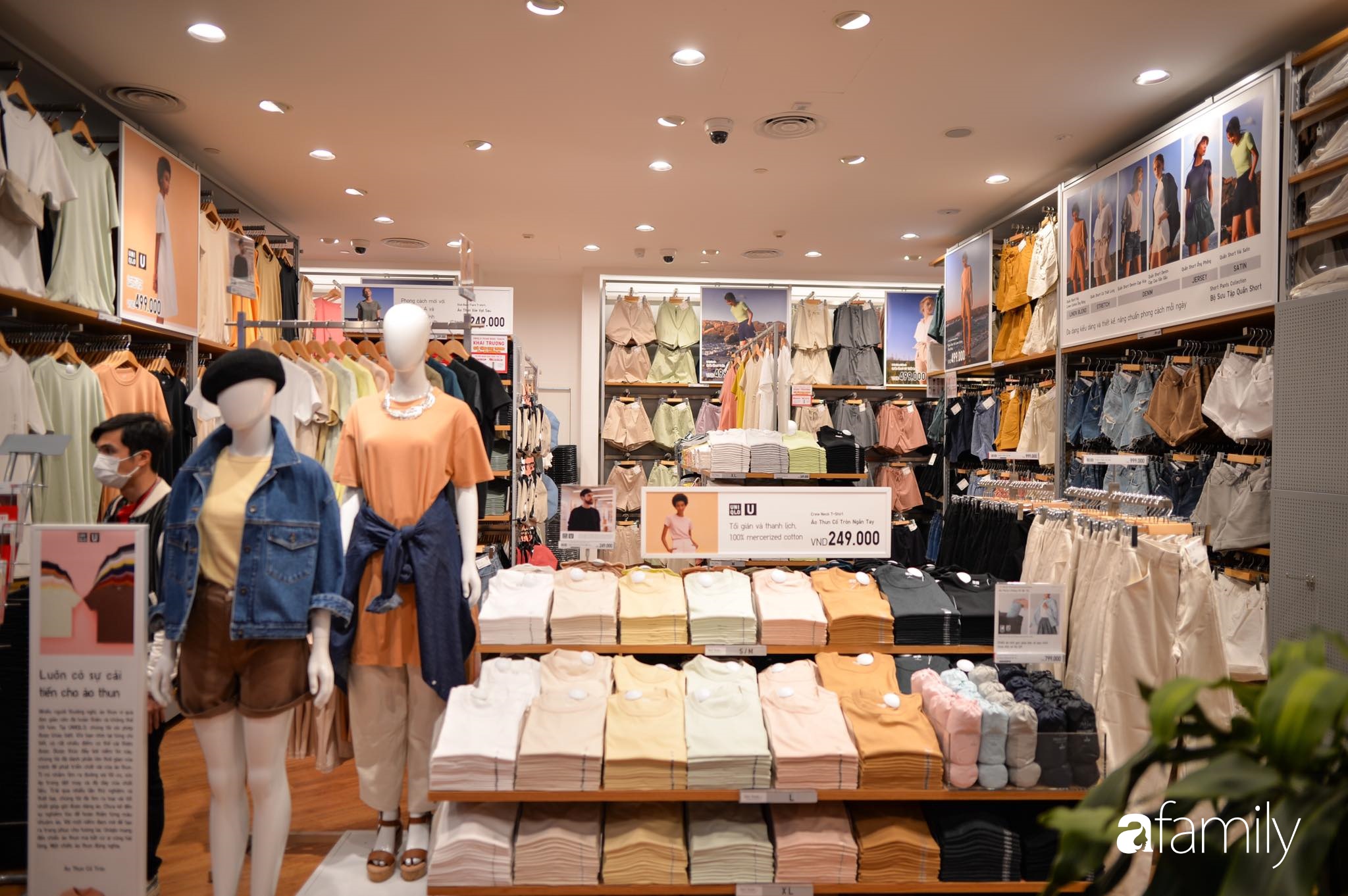 UNIQLO khai trương: Khu áo phông giá từ 249k tấp nập, bất ngờ khi có cả dịch vụ sửa quần - Ảnh 13. UNIQLO khai trương: Khu áo phông giá từ 249k tấp nập, bất ngờ khi có cả dịch vụ sửa quần - Ảnh 13.