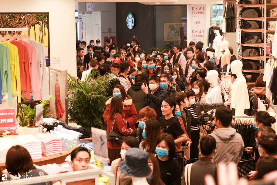 Cận cảnh buổi khai trương chính thức của Uniqlo Hà Nội: Dòng người xếp hàng đông nghịt, các gia đình đưa cả con nhỏ tới mua sắm và không quên đeo khẩu trang - Ảnh 20.