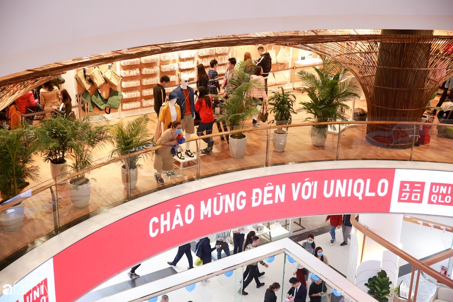 Cận cảnh buổi khai trương chính thức của Uniqlo Hà Nội: Dòng người xếp hàng đông nghịt, các gia đình đưa cả con nhỏ tới mua sắm và không quên đeo khẩu trang - Ảnh 25.