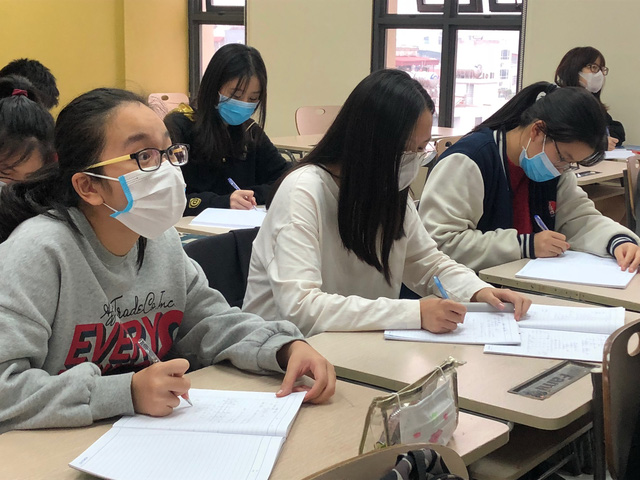 H&Agrave; NỘI: Ch&iacute;nh thức cho học sinh THPT đi học ng&agrave;y 9/3, Mầm non đến THCS nghỉ th&ecirc;m 1 tuần - Ảnh 1.