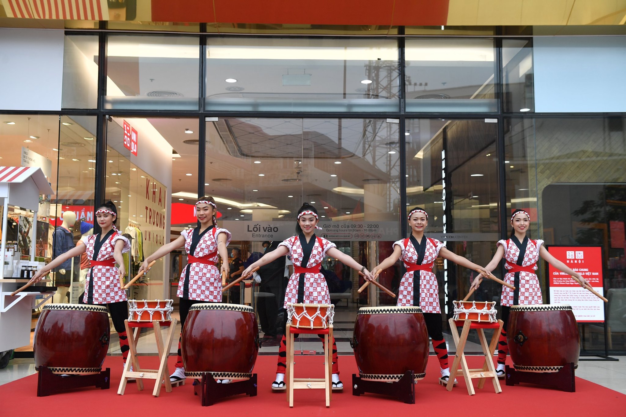 Giờ G đã điểm, UNIQLO chính thức khai trương "nam thanh nữ tú" xếp hàng dài chật kín trước sảnh Vincom Phạm Ngọc Thạch - Ảnh 7. Giờ G đã điểm, UNIQLO chính thức khai trương "nam thanh nữ tú" xếp hàng dài chật kín trước sảnh Vincom Phạm Ngọc Thạch - Ảnh 7.