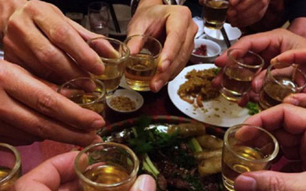 Ăn uống và rượu là một phần không thể thiếu của văn hóa Việt Nam. Hãy cùng tìm hiểu về các loại rượu truyền thống, những món ăn đặc trưng và những quán bar sôi động qua những hình ảnh đầy màu sắc.
