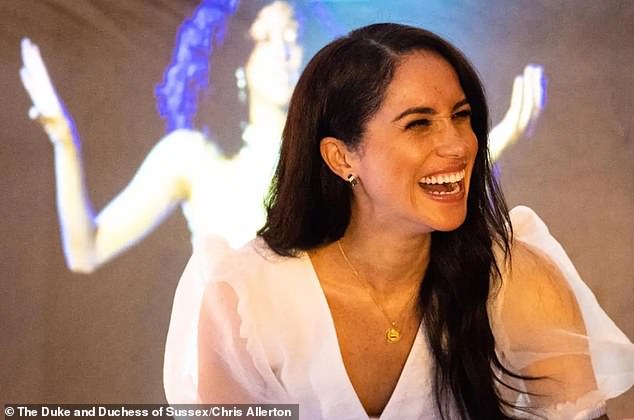 Vừa mới trở về hoàng gia Anh, Meghan Markle đã &quot;gây hấn&quot; với mẹ chồng bằng chiêu thức quen thuộc từng làm với chị dâu Kate khiến nhiều người tức giận - Ảnh 4.