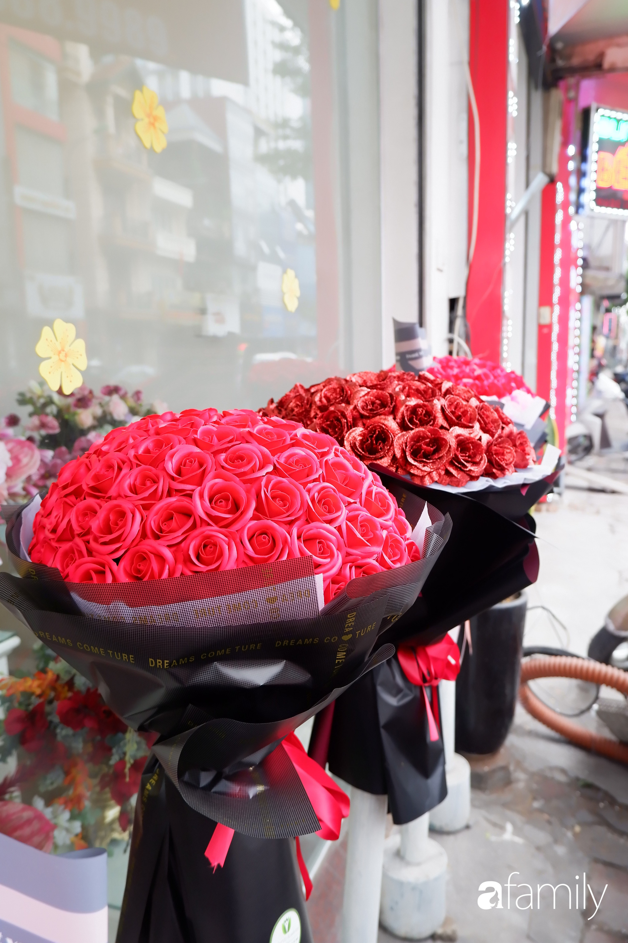 Thị trường hoa sôi động trở lại, những bó hoa siêu to khổng lồ hút khách dịp 8/3 - Ảnh 4.