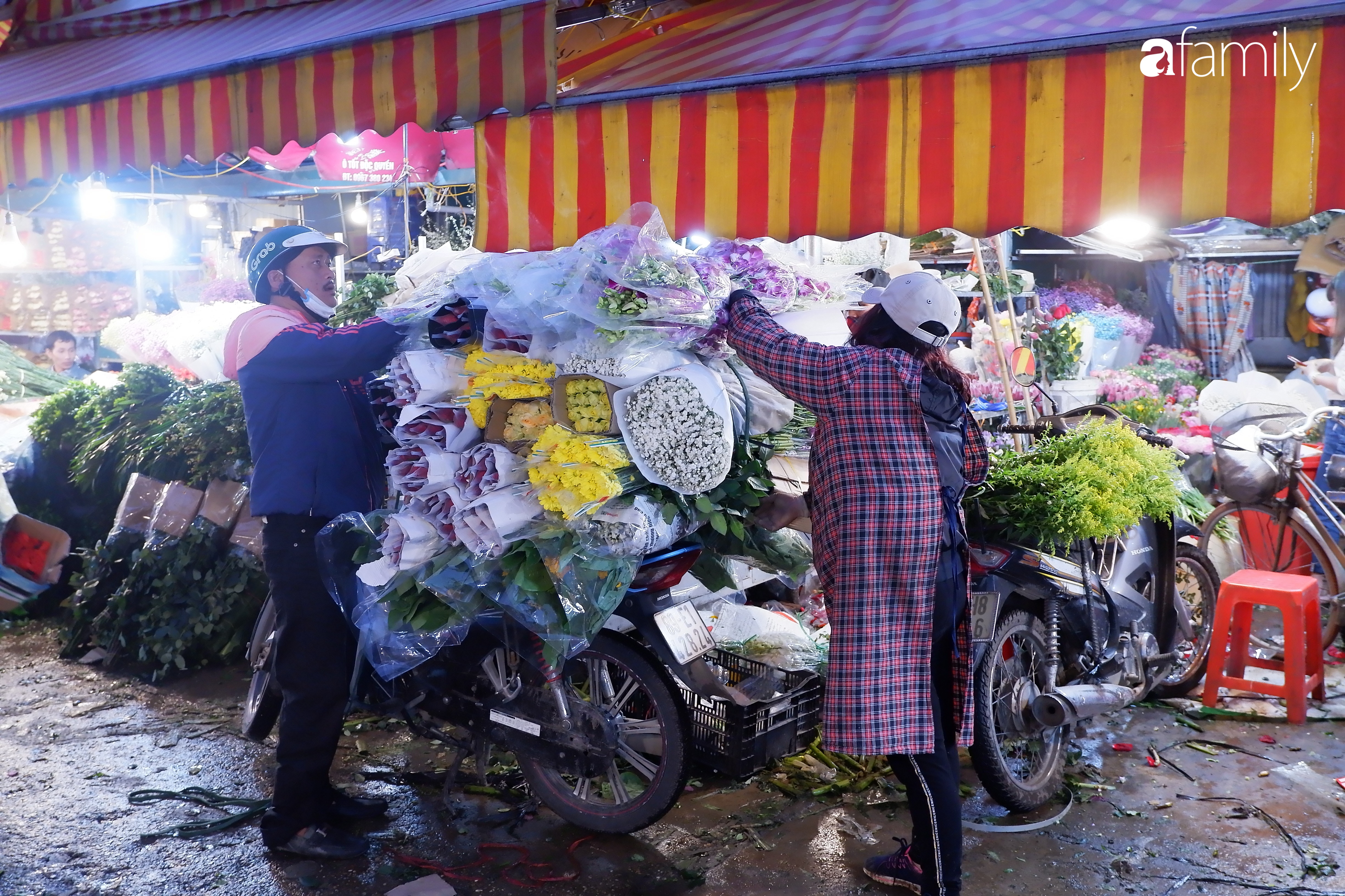 Tấp nập chợ hoa đêm Quảng An ngày Quốc tế Phụ nữ 8/3 - Ảnh 4.