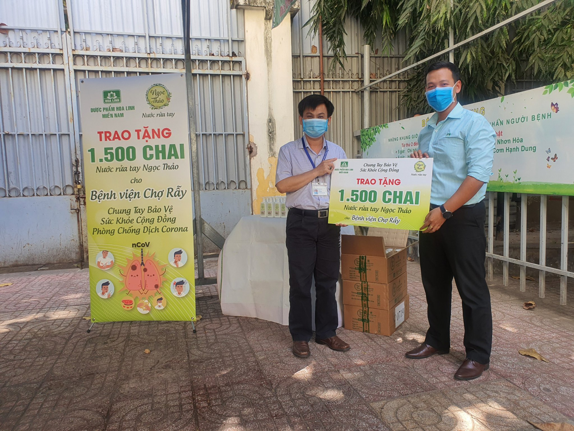 Dược Hoa Linh tặng 17.000 chai nước rửa tay Ngọc Thảo cho 250 trường học, bệnh viện - Ảnh 3.