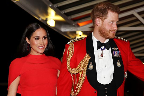 Meghan Markle tỏa sáng như "Nữ hoàng" trong sự kiện mới nhất nhưng gương mặt buồn bã của Hoàng tử Harry mới đáng chú ý - Ảnh 3. Meghan Markle tỏa sáng như "Nữ hoàng" trong sự kiện mới nhất nhưng gương mặt buồn bã của Hoàng tử Harry mới đáng chú ý - Ảnh 3.