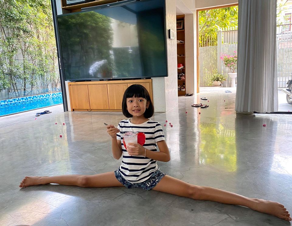 Chưa tròn 8 tuổi, con gái Bình Minh đã sở hữu đôi chân dài siêu ...