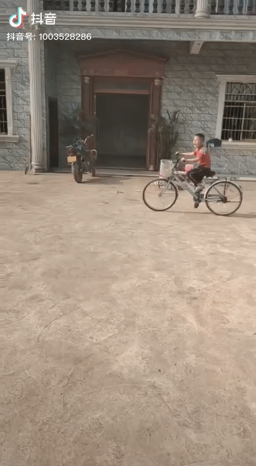 Tập đi xe đạp thành công nhưng lại không biết cách dừng, cậu bé tiểu học khóc thảm thiết mà ai cũng phì cười - Ảnh 1.