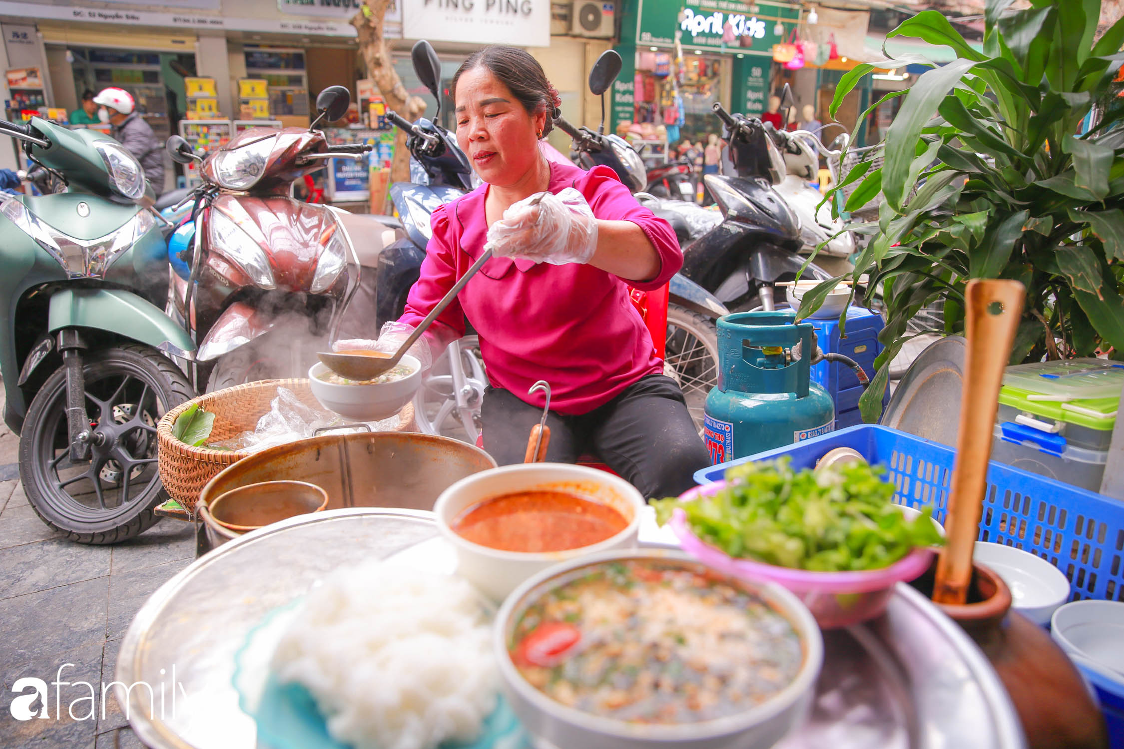 Giữa Hà Nội luôn phát triển không ngừng, có những người phụ nữ nhỏ bé, thích 