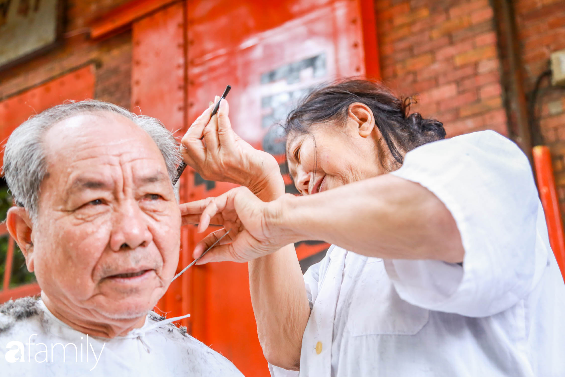 Giữa Hà Nội luôn phát triển không ngừng, có những người phụ nữ nhỏ bé, thích 