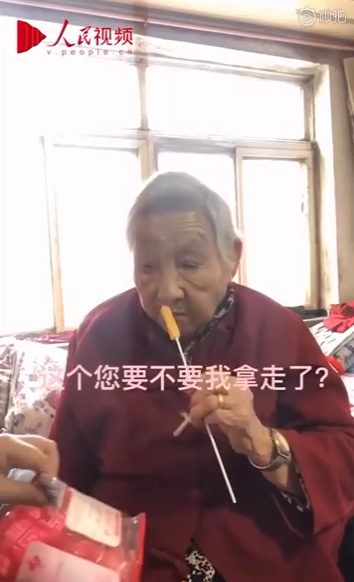 Ngỡ ngàng với cụ bà 95 tuổi thích trang điểm đang làm mưa làm gió trên mạng xã hội Trung Quốc: &quot;Sống đến già thì phải đẹp đến già&quot; - Ảnh 3.