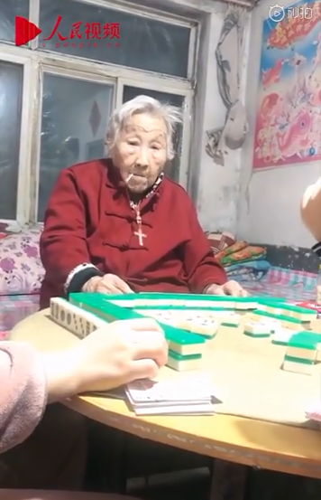 Ngỡ ngàng với cụ bà 95 tuổi thích trang điểm đang làm mưa làm gió trên mạng xã hội Trung Quốc: &quot;Sống đến già thì phải đẹp đến già&quot; - Ảnh 4.