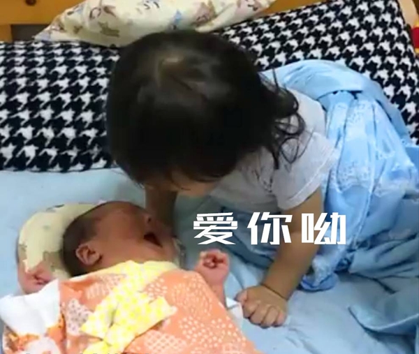 Chị gái 2 tuổi đang ngủ trưa bị em trai 3 tháng đánh thức, hành động sau đó của cô bé khiến người mẹ đặc biệt ấm lòng - Ảnh 4.