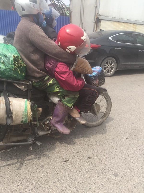 Người vợ ngủ gật dựa vào tay chồng và thiếp đi trên chuyến xe mưu sinh khiến nhiều người xúc động mạnh - Ảnh 3. Người vợ ngủ gật dựa vào tay chồng và thiếp đi trên chuyến xe mưu sinh khiến nhiều người xúc động mạnh - Ảnh 3.