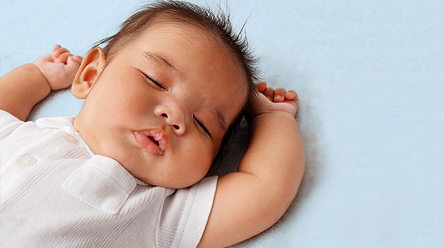 Cha mẹ có nên ngủ cùng giường với bé trong năm đầu tiên? - Ảnh 1.