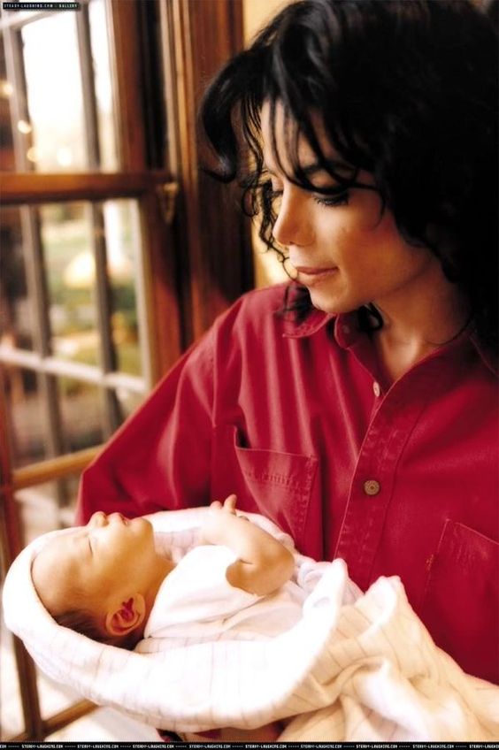 Cuộc sống cô độc của cậu con trai út nhà Michael Jackson: Đứa trẻ không mẹ, 7 tuổi đã mồ côi cha, sống vô hình trong gia tộc giàu sang  - Ảnh 2.