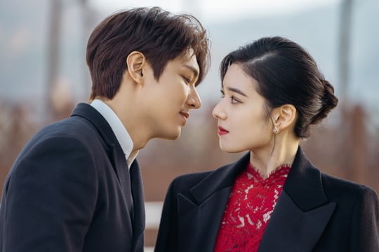 Lee Min Ho “thả thính” nữ Thủ tướng sau khi thân mật “cô dâu yêu tinh“ - Ảnh 2.